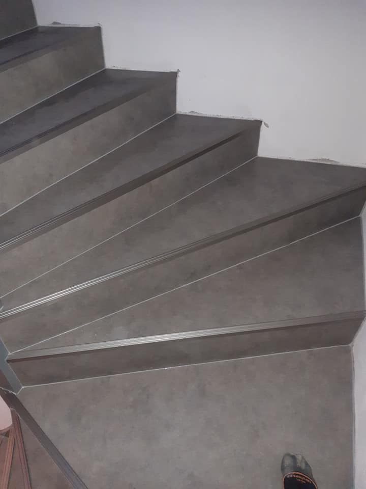 Schody s překrývacími schodovými hranami