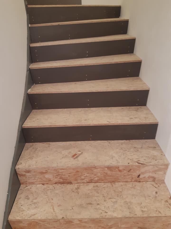 Schody s OSB deskou před lepením PVC
